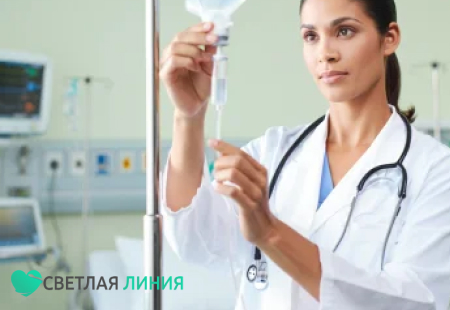 Врач с медицинской капельницей